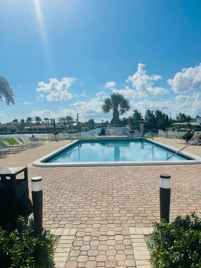 Building Photo - 1237 Hillsboro Mile