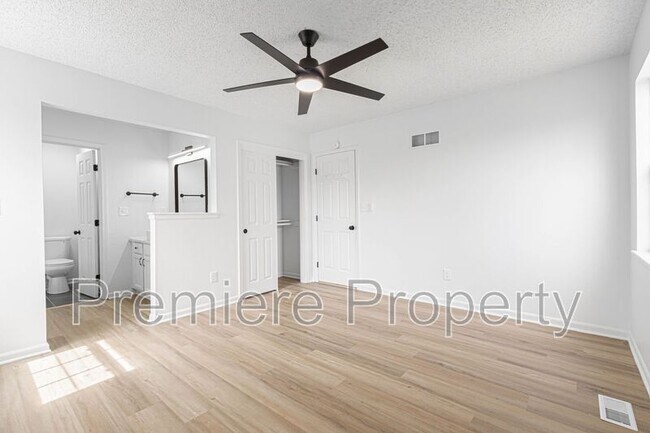 Building Photo - 3213 SE 6th Ct