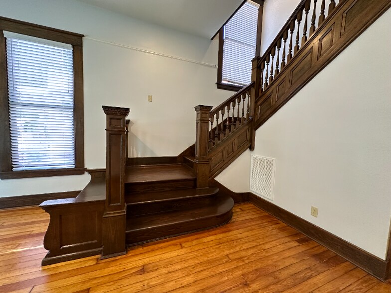 Building Photo - 514 E 8th St