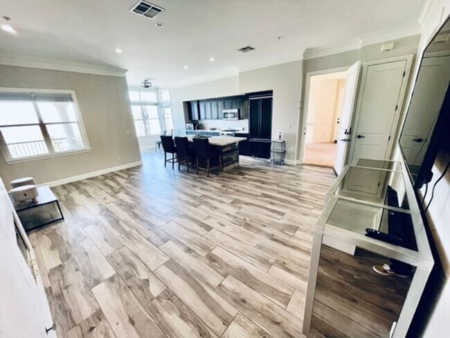 Building Photo - WONDERFULLY UPGRADED “GOLF VILLA” IN: GUAR...
