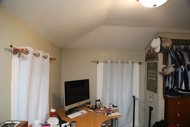 Building Photo - 3 Bedroom with Laundry and Off Street Park...