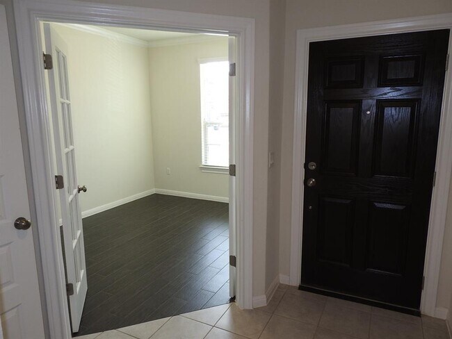 Building Photo - 9903 Quercia Dr