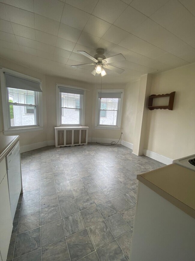 Building Photo - Gorgeous 3-Bedroom Apartment in Havertown! Available mid-September!