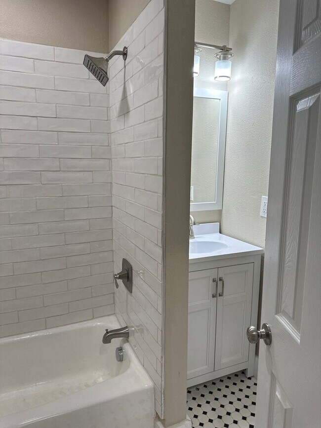 Building Photo - Remodeled Downtown Home!
