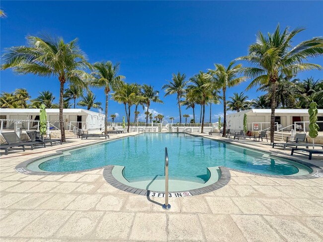 Primary Photo - 4925 Collins Ave