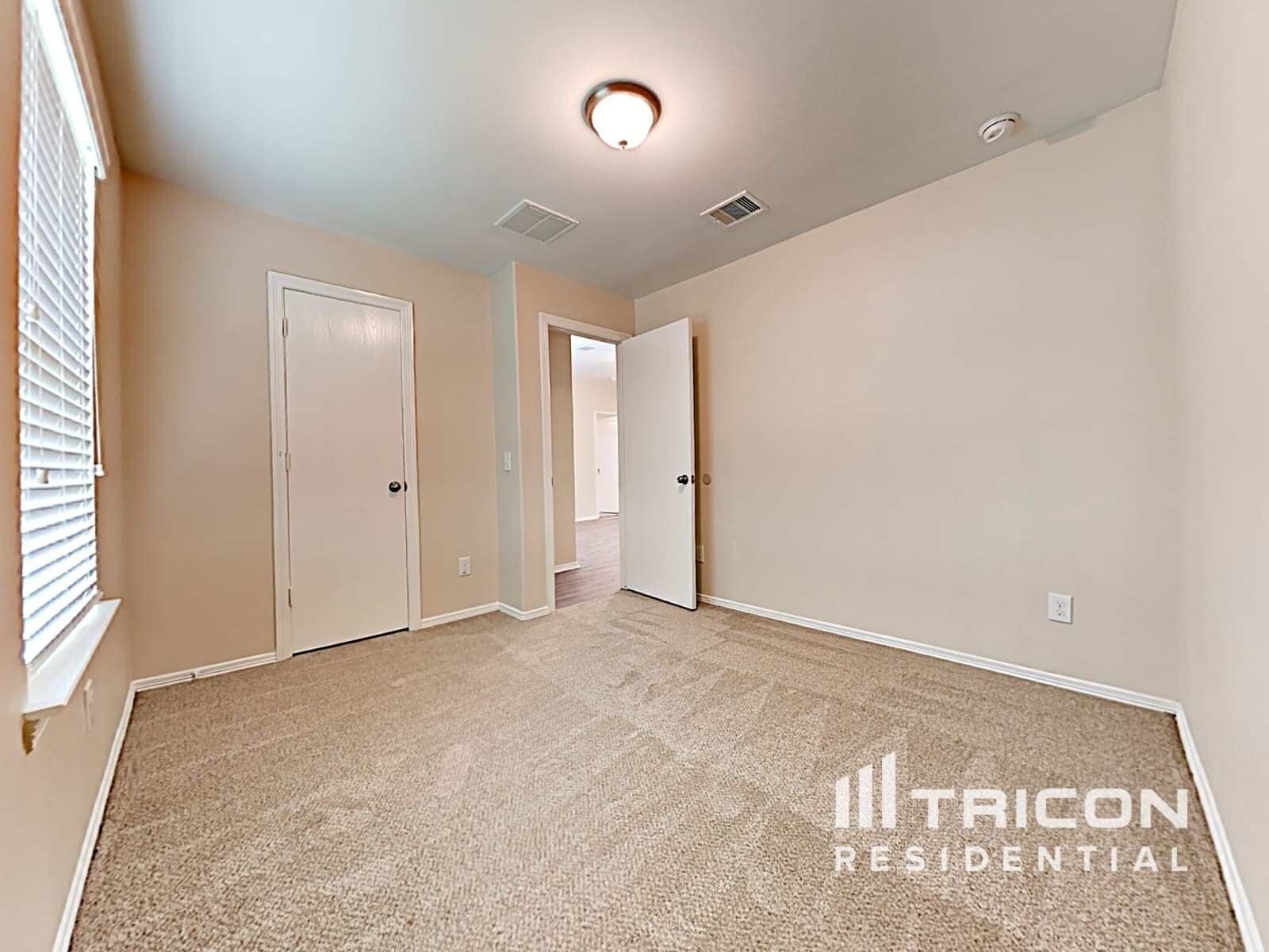 Building Photo - 110 N Golden Oak Dr