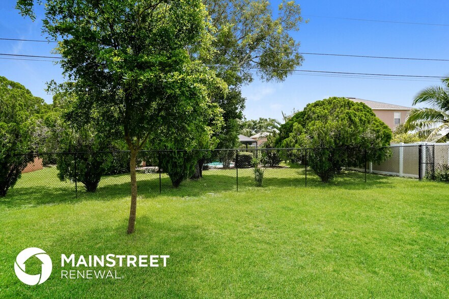 Building Photo - 1221 NE 4th Ave