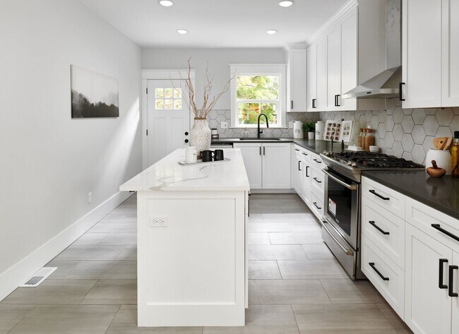 Building Photo - 4 Bed, 3 Bath Remodeled Home Near Mt Tabor Park!