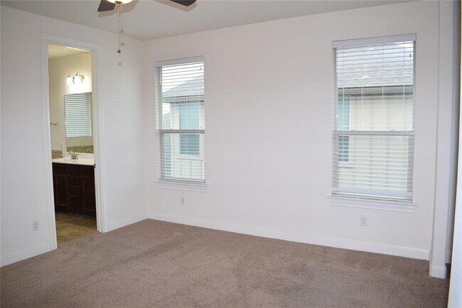 Building Photo - 3001 Tempe Dr