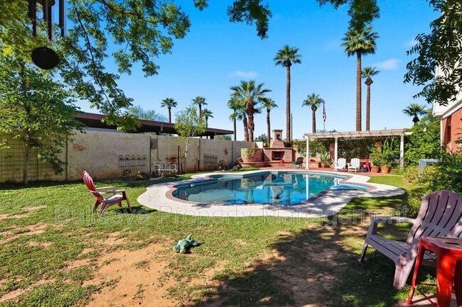 Building Photo - 525 W Lynwood St