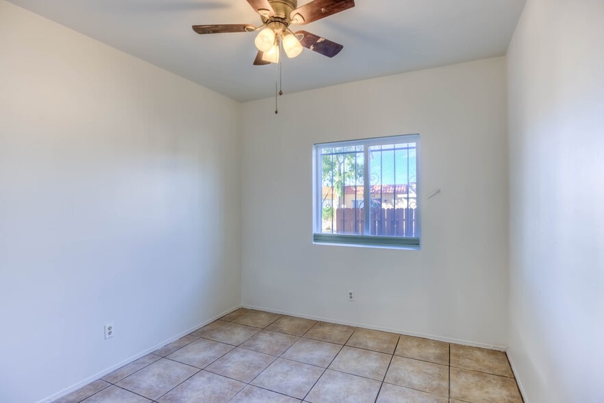Bedroom - 982 S Pantano Rd