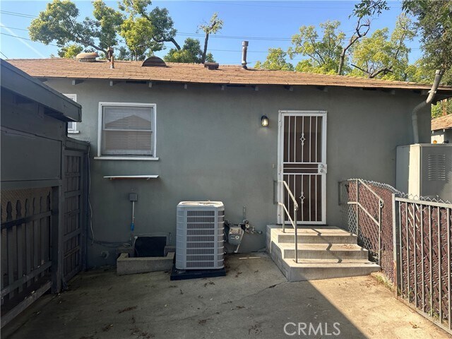 Building Photo - 1808 Oakwood Ave