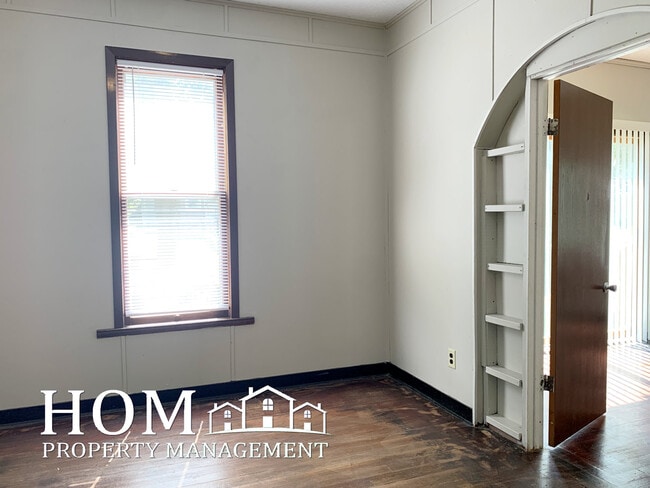 Building Photo - 127 Center St