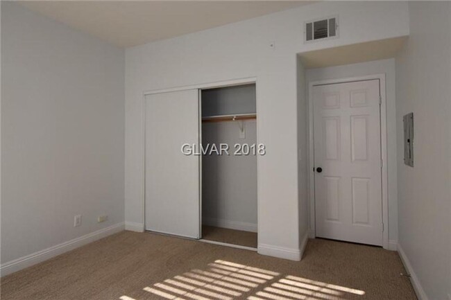 Building Photo - Live In The Heart Of Summerlin 2 Bed 2 Bat...