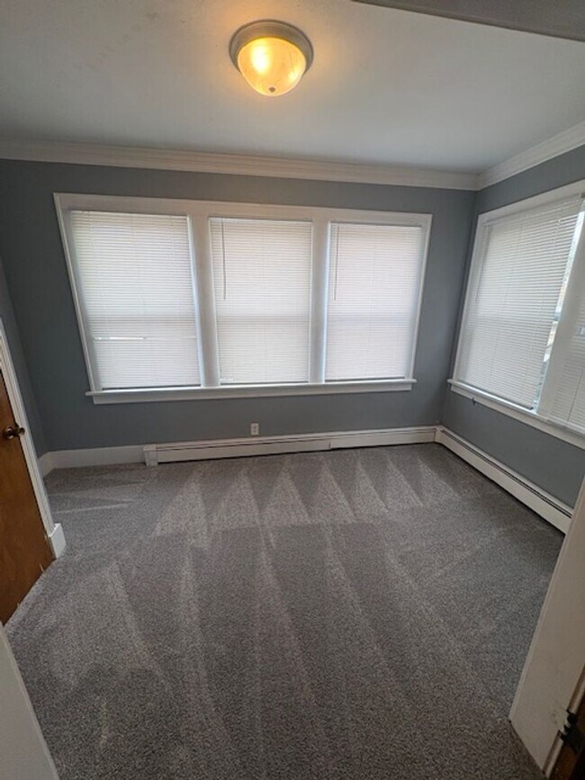 Building Photo - 2405 N Sheridan Rd