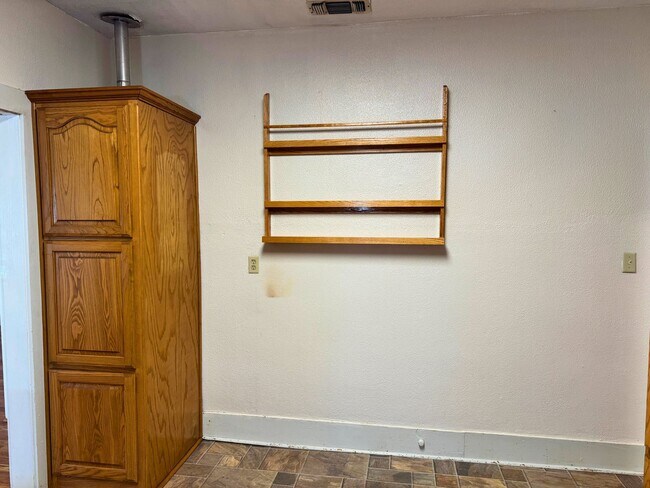 Building Photo - Adorable 3 Bed, 1 Bath Craftsman Home