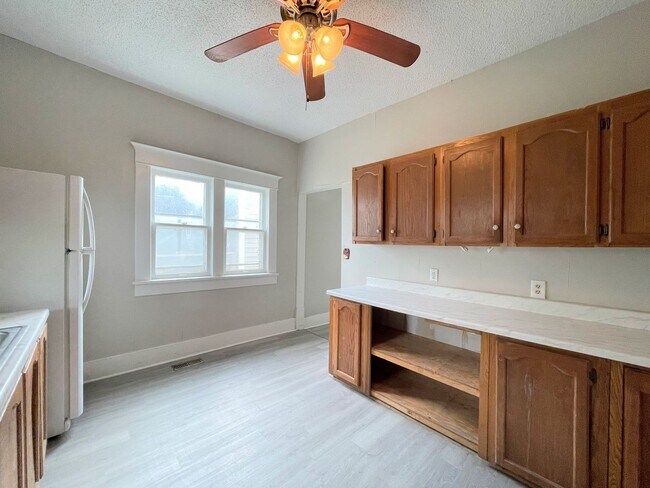 Building Photo - Large 3 bedroom home