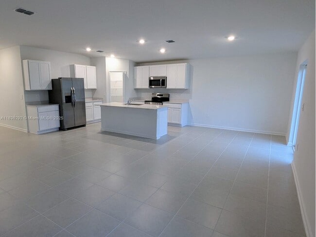 Building Photo - 2406 McKinley Dr