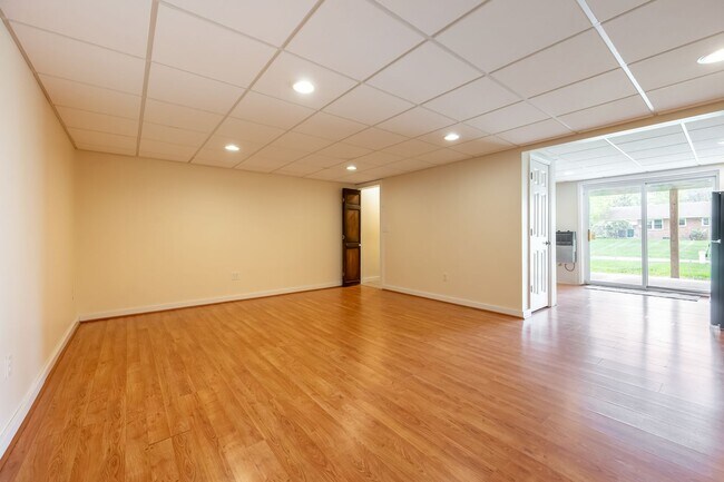 Building Photo - Spacious Ranch Close to Campus
