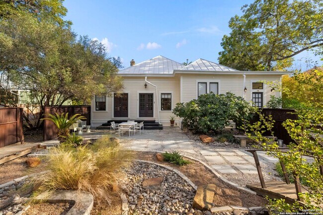 Building Photo - HISTORIC CHARM IN KING WILLIAM
