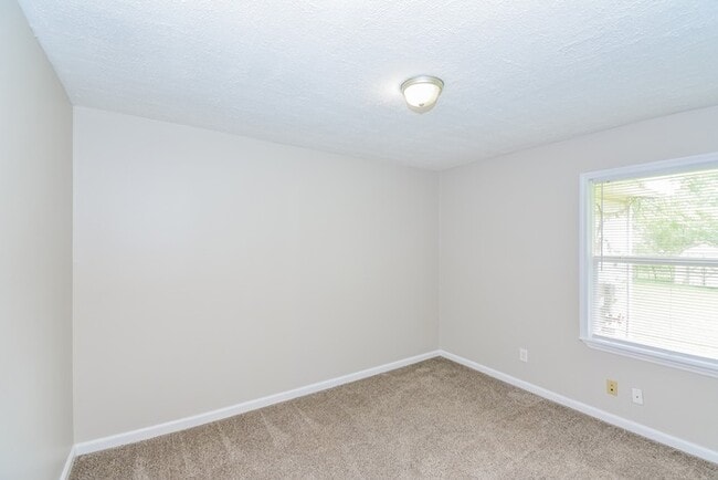 Building Photo - 3 Bedroom in Clarksville!