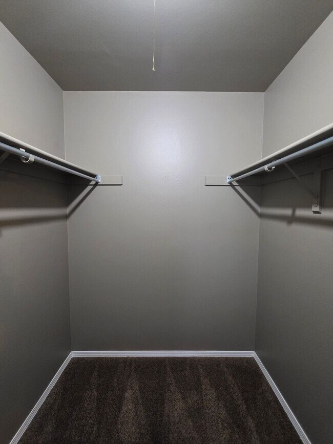 Building Photo - 3 Bedroom 2 Bathroom House With Huge Backy...