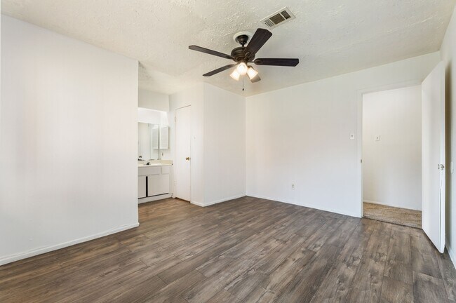 Building Photo - 15235 Heron Park Dr