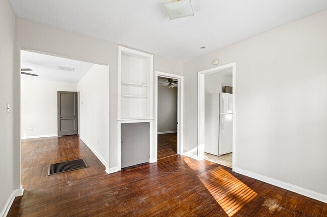 Building Photo - 1850 Hillsdale Dr