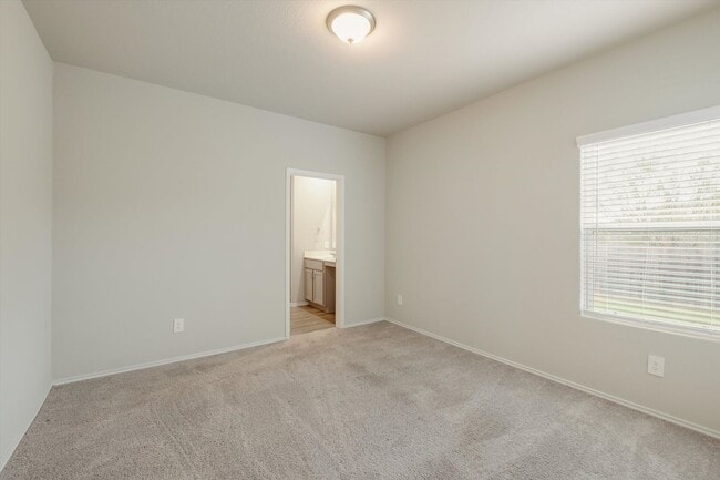 Building Photo - Well-Maintained Home with Modern Conveniences