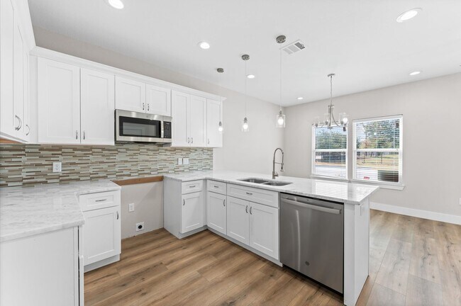 Building Photo - Fashionable Home Not Far From Downtown & M...