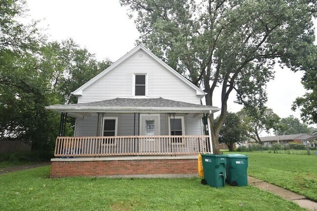 Building Photo - Mishawaka 1/2 story 3 bedroom single-family home with garage