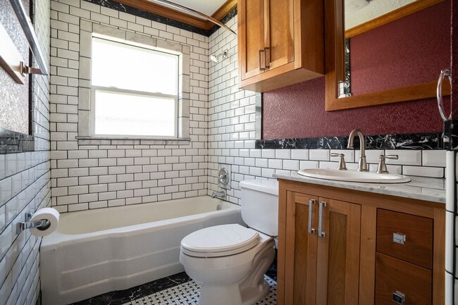 Building Photo - 3-Bedroom 2 Bath Classic Cape Cod House  (...