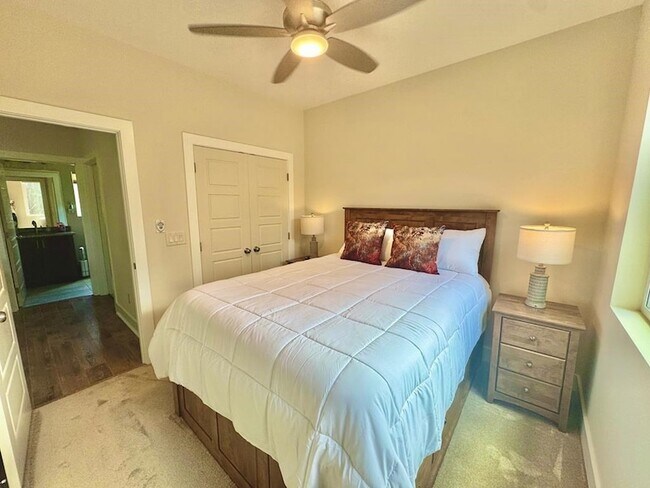 Building Photo - 1001 Sunset Rd