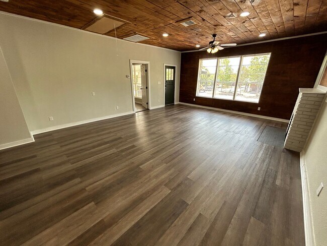Building Photo - 1245 Kayton Ave