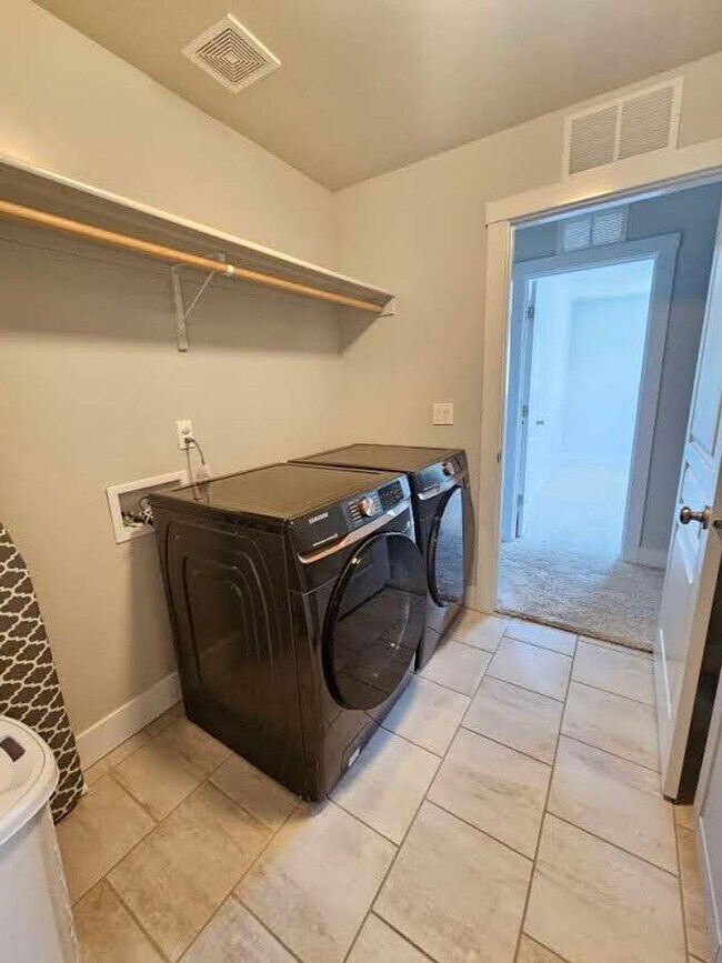 Building Photo - Ready now this beautiful 3 Bedroom Upscale...