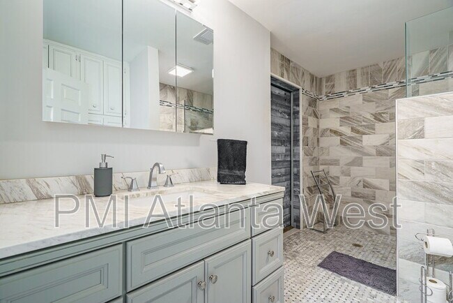 Building Photo - 2215 Spalding Dr