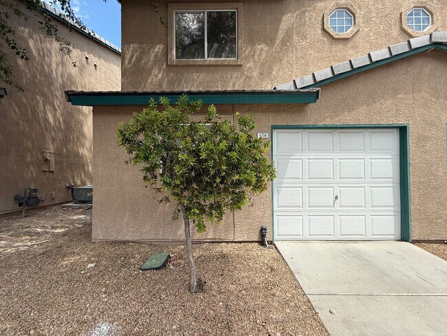 Building Photo - Beautiful 2-story townhouse located in a s...