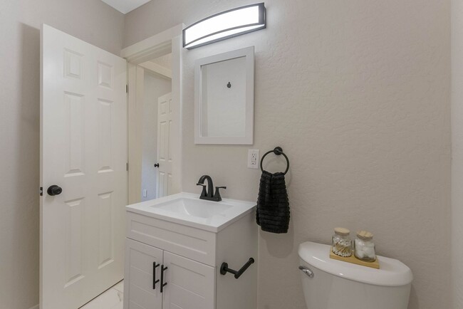 Building Photo - Darling 4 Bed, 2 Bath Home in Spokane!