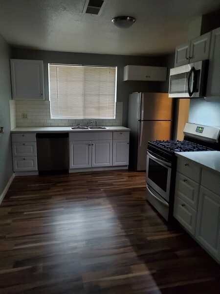 Building Photo - 304 Ruberto St