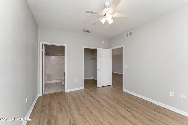 Building Photo - 8226 Green Parrot Rd