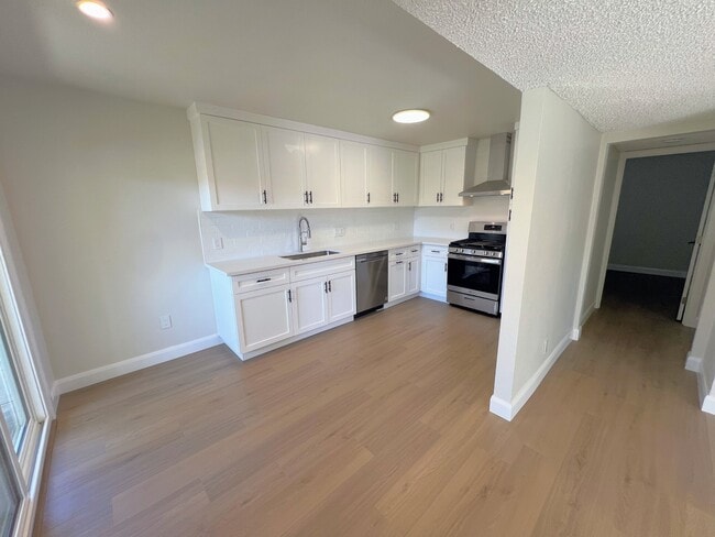 Building Photo - 18912 Valley Cir