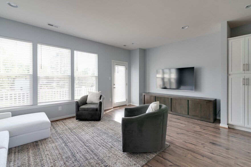 Building Photo - 2272 Perennial Cir