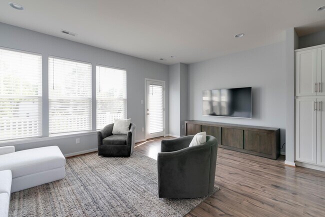 Building Photo - 2272 Perennial Cir