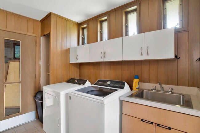 Building Photo - 305 Indian Creek Dr E