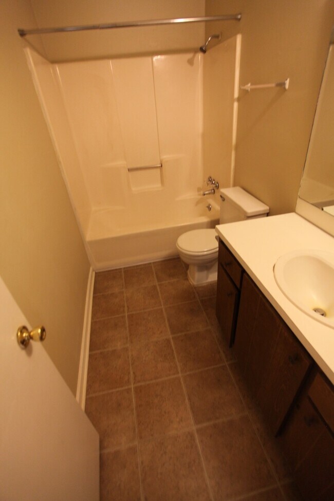 Building Photo - Hampton Drive Duplex Available August!