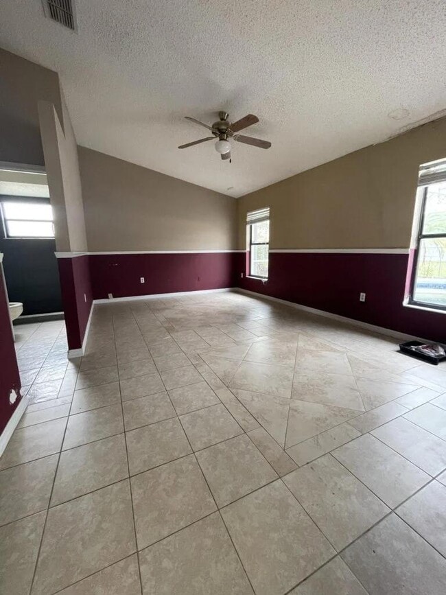 Building Photo - 723 Dromedary Dr