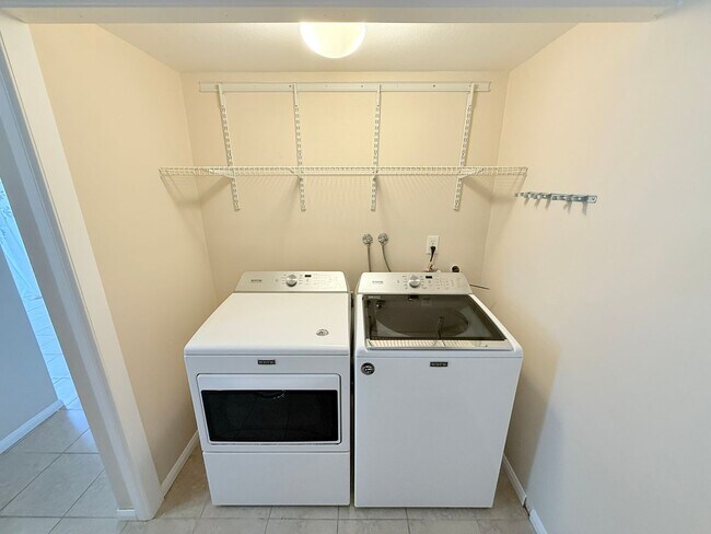 Building Photo - Spacious 3-Bedroom Condo in the Indian Can...