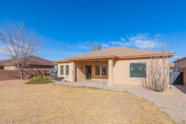 Building Photo - Modern 4 Bedroom 2 Bath Home!