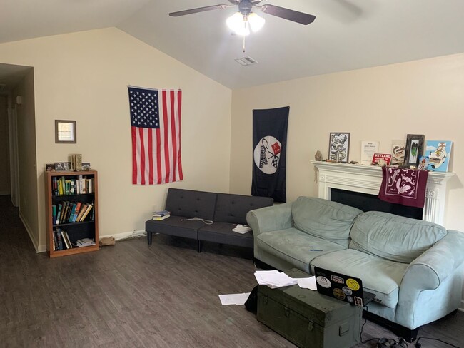 Building Photo - 3BR Eastside Single Family Home in Pinecrest!