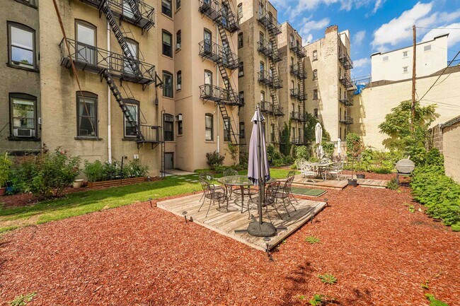 Building Photo - 813 Park Ave